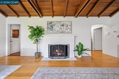 Living - 1306 Mariposa St, Vallejo, CA 94590 photo 4 of 7