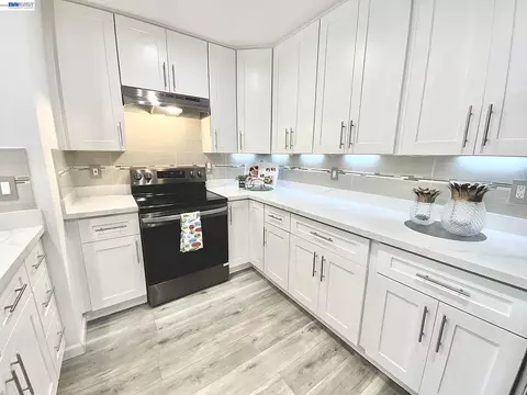Kitchen - 277 Hackamore Cmn, Fremont, CA 94539 photo 1 of 2