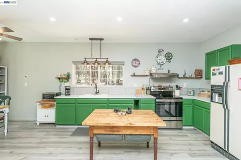 Kitchen - 1371 Eagle Creek Loop Rd, Trinity Center, CA 96091 photo 1 of 3