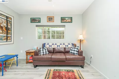 Bedroom - 1371 Eagle Creek Loop Rd, Trinity Center, CA 96091 photo 2 of 3