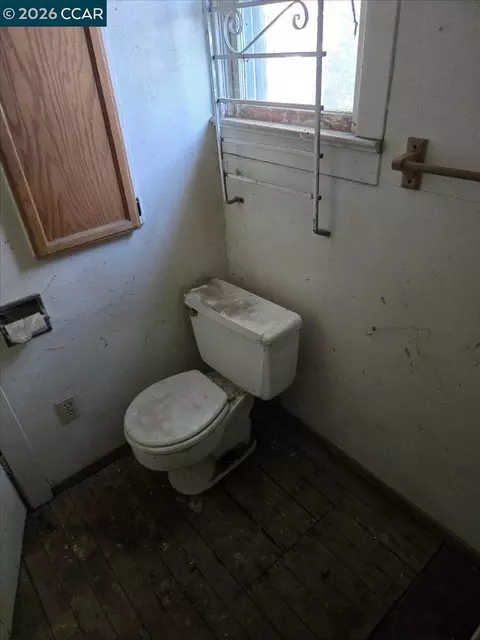 Bath - 151 S 3rd Ave, Oakdale, CA 95361 photo 2 of 4