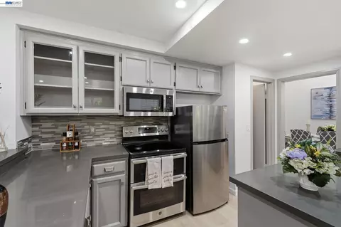 Kitchen - 1137 Hidden Meadow Pl, Manteca, CA 95337 photo 3 of 4