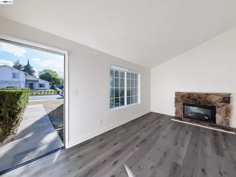 Living - 3432 Danielle Pl, Bay Point, CA 94565 photo 3 of 9