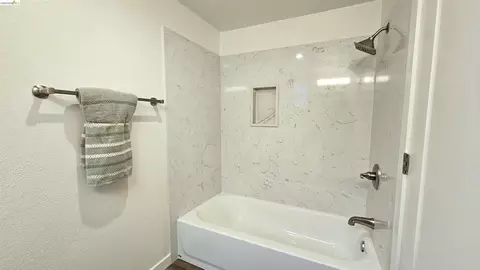 Bath - 1404 Pine St, Martinez, CA 94553 photo 4 of 4