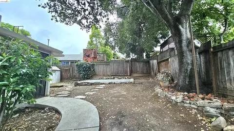 Exterior - 1404 Pine St, Martinez, CA 94553 photo 7 of 8