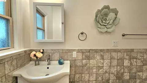 Bath - 1404 Pine St, Martinez, CA 94553 photo 1 of 4