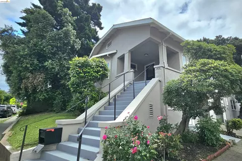 Exterior - 1404 Pine St, Martinez, CA 94553 photo 2 of 8