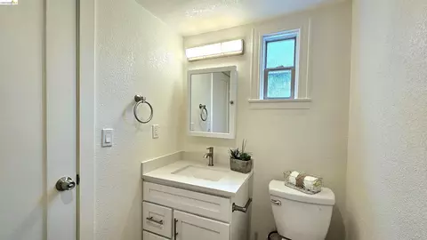 Bath - 1404 Pine St, Martinez, CA 94553 photo 3 of 4