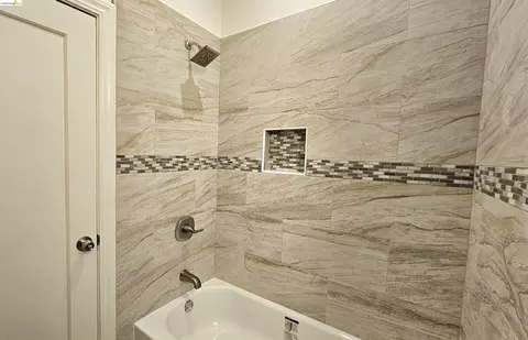 Bath - 1404 Pine St, Martinez, CA 94553 photo 2 of 4