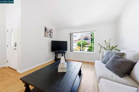 Living - 265 Toledo Ct, Vallejo, CA 94591 photo 5 of 8