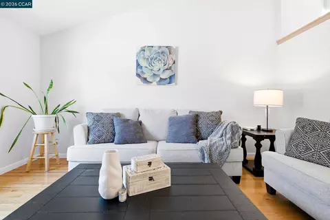 Living - 265 Toledo Ct, Vallejo, CA 94591 photo 2 of 8