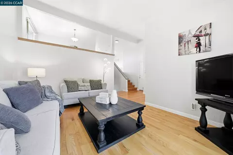 Living - 265 Toledo Ct, Vallejo, CA 94591 photo 3 of 8
