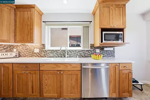Kitchen - 265 Toledo Ct, Vallejo, CA 94591 photo 5 of 6