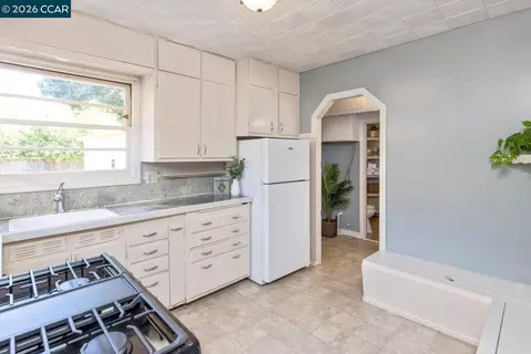 Kitchen - 3265 Hillview Ln, Lafayette, CA 94549 photo 1 of 2