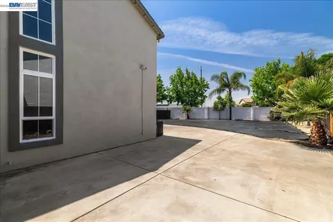 Exterior - 2449 Almanor Dr, Tracy, CA 95304 photo 3 of 7