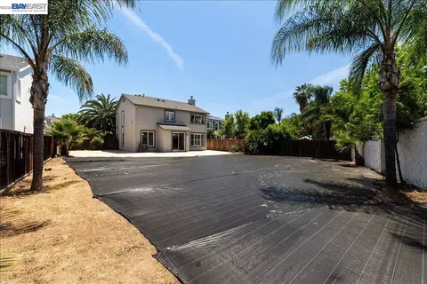 Exterior - 2449 Almanor Dr, Tracy, CA 95304 photo 4 of 7