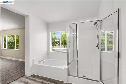 Bath - 2449 Almanor Dr, Tracy, CA 95304 photo 3 of 4