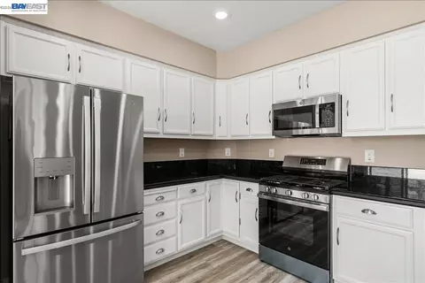 Kitchen - 2449 Almanor Dr, Tracy, CA 95304 photo 4 of 5