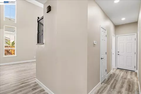 Entry Way - 2449 Almanor Dr, Tracy, CA 95304 photo 4 of 9