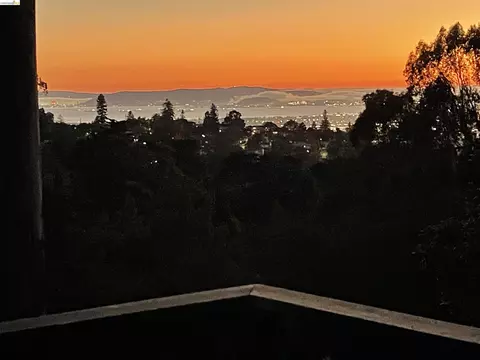 2343 Mastlands Dr, Oakland, CA 94611