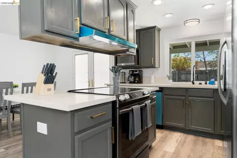 Kitchen - 6322 Madison Ave, Carmichael, CA 95608 photo 4 of 5