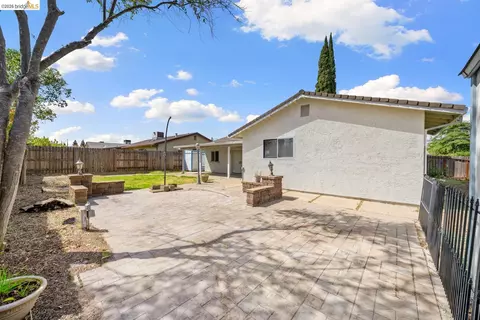 Exterior - 6322 Madison Ave, Carmichael, CA 95608 photo 3 of 4