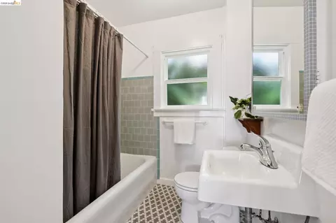 Bath - 178 Ardmore Rd, Kensington, CA 94707 photo 2 of 3