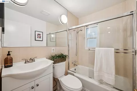 Bath - 1055 Sterling Ave, Berkeley, CA 94708 photo 2 of 6