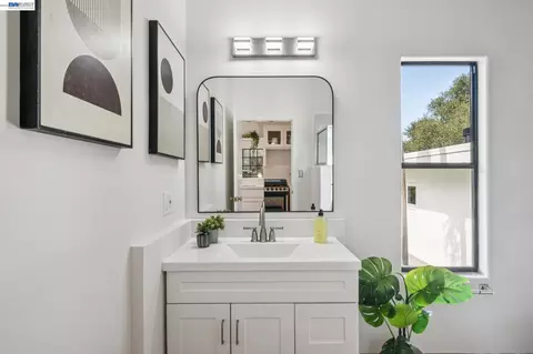 Bath - 1055 Sterling Ave, Berkeley, CA 94708 photo 5 of 6