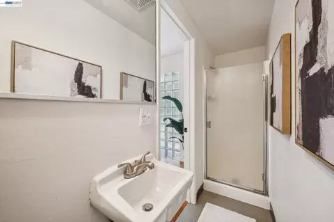 Bath - 1055 Sterling Ave, Berkeley, CA 94708 photo 3 of 6