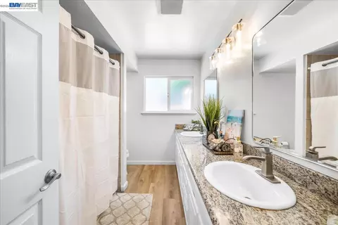 Bath - 2599 Walker Pl, Livermore, CA 94550 photo 5 of 6