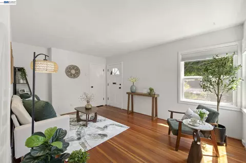Living - 1711 3rd St, Alameda, CA 94501 photo 2 of 3