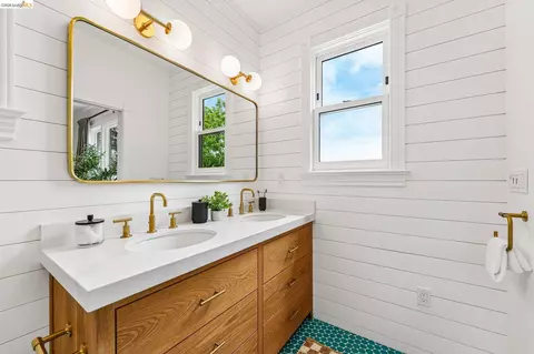 Bath - 2222 Blake St, Berkeley, CA 94704 photo 3 of 6