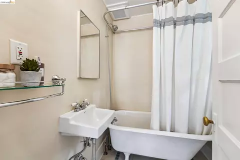 Bath - 2222 Blake St, Berkeley, CA 94704 photo 6 of 6