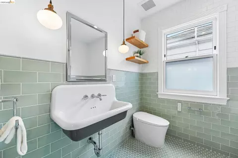 Bath - 2222 Blake St, Berkeley, CA 94704 photo 4 of 6