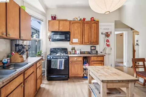 Kitchen - 1268 Alcatraz Ave, Berkeley, CA 94702 photo 6 of 6