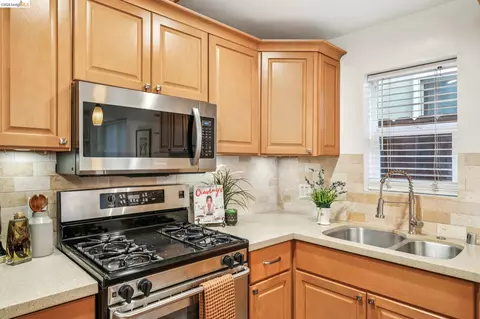 Kitchen - 1268 Alcatraz Ave, Berkeley, CA 94702 photo 4 of 6