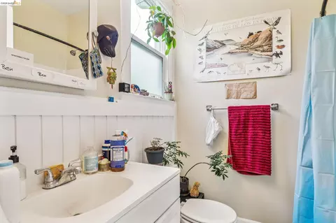 Bath - 1268 Alcatraz Ave, Berkeley, CA 94702 photo 3 of 4