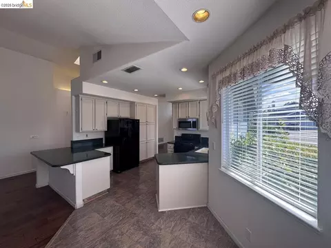 Kitchen - 5001 Meadow Pass Way, Antelope, CA 95843 photo 6 of 7