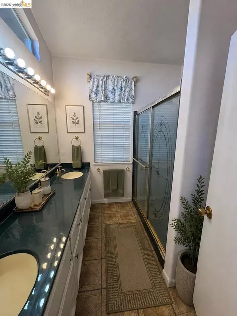 Bath - 5001 Meadow Pass Way, Antelope, CA 95843 photo 4 of 5