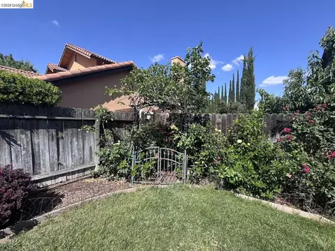 Exterior - 5001 Meadow Pass Way, Antelope, CA 95843 photo 11 of 12