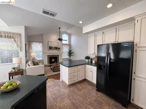 Kitchen - 5001 Meadow Pass Way, Antelope, CA 95843 photo 1 of 7