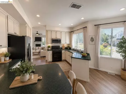 Kitchen - 5001 Meadow Pass Way, Antelope, CA 95843 photo 4 of 7