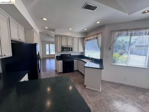 Kitchen - 5001 Meadow Pass Way, Antelope, CA 95843 photo 5 of 7