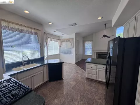 Kitchen - 5001 Meadow Pass Way, Antelope, CA 95843 photo 3 of 7