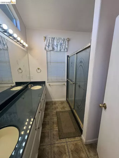 Bath - 5001 Meadow Pass Way, Antelope, CA 95843 photo 5 of 5