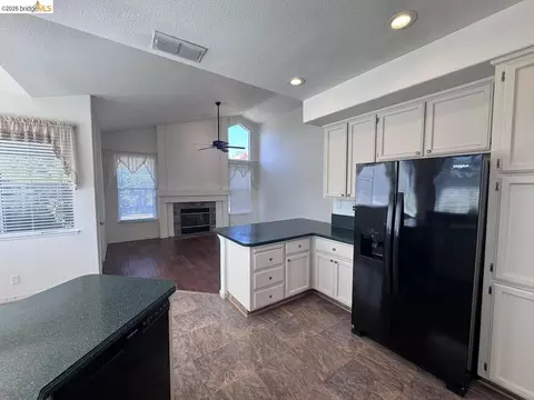 Kitchen - 5001 Meadow Pass Way, Antelope, CA 95843 photo 2 of 7