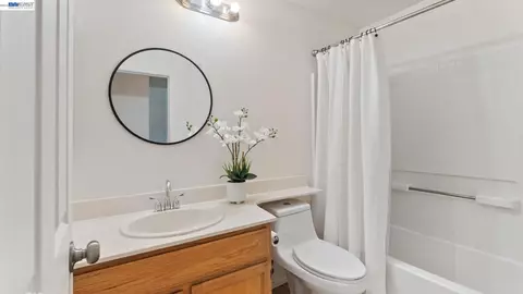 Bath - 1571 Spring Ct, Tracy, CA 95376 photo 2 of 2