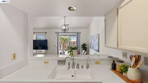 Kitchen - 1571 Spring Ct, Tracy, CA 95376 photo 2 of 3