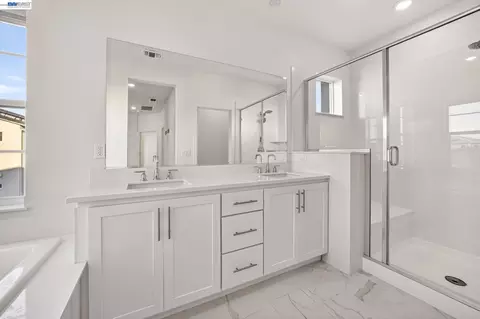 Bath - 6065 Bullion Ln, Dublin, CA 94568 photo 4 of 11